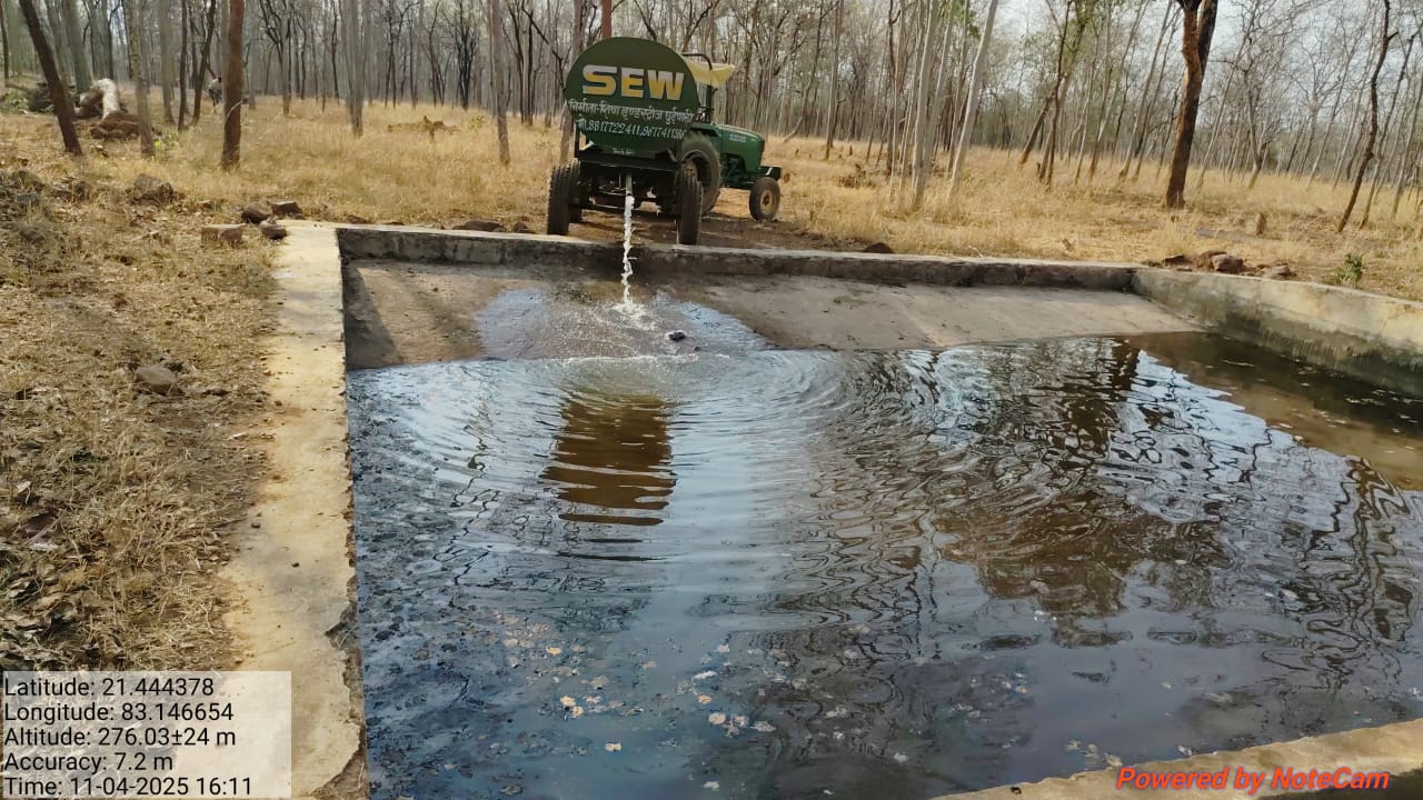 वन्य प्राणियों के पेयजल व्यवस्था के लिए सासर में टैंकर से पानी भर रहा वन विभाग