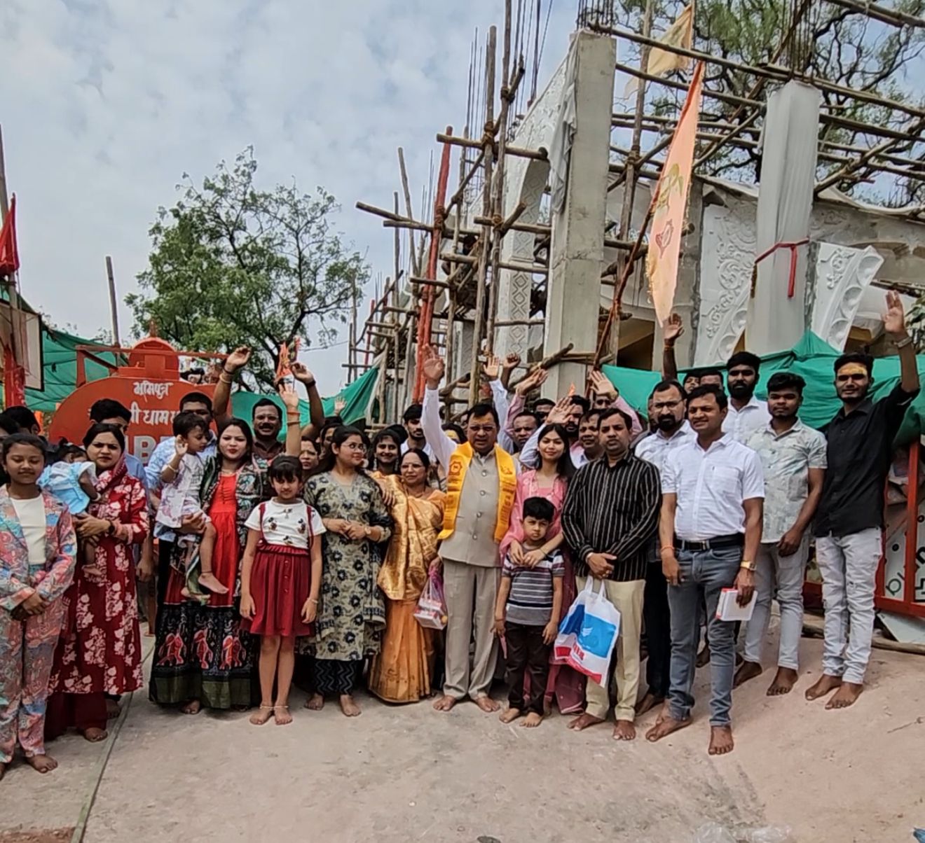 उद्योग मंत्री लखन लाल देवांगन ने परिवार के साथ बागेश्वर धाम में की पूजा अर्चना, जिले और प्रदेशवासियों की खुशहाली की कामना की।